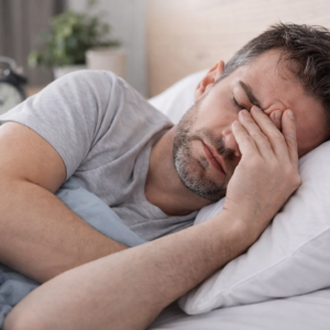 چرا وقتی از خواب بیدار می شوید هنوز احساس خستگی دارید؟